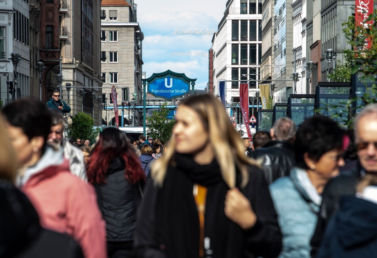 Autofreie Friedrichstraße Die Menschen in Berlin und Brandenburg können über Volksentscheide politische Entscheidungen beeinflussen. (Symbobild)