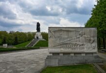 Am Sowjetischen Ehrenmal Berlin-Treptow sind zahlreiche Kranzniederlegungen geplant. (Archivfoto)