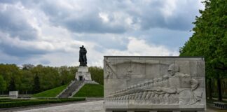Am Sowjetischen Ehrenmal Berlin-Treptow sind zahlreiche Kranzniederlegungen geplant. (Archivfoto)