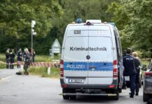 Einsatzkräfte der Polizei und Kriminaltechnik waren am 11. Mai im Stadtteil Gropiusstadt im Einsatz, wo ein toter Säugling gefunden wurde. (Archivbild)