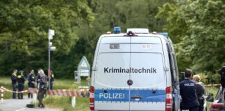 Einsatzkräfte der Polizei und Kriminaltechnik waren am 11. Mai im Stadtteil Gropiusstadt im Einsatz, wo ein toter Säugling gefunden wurde. (Archivbild)
