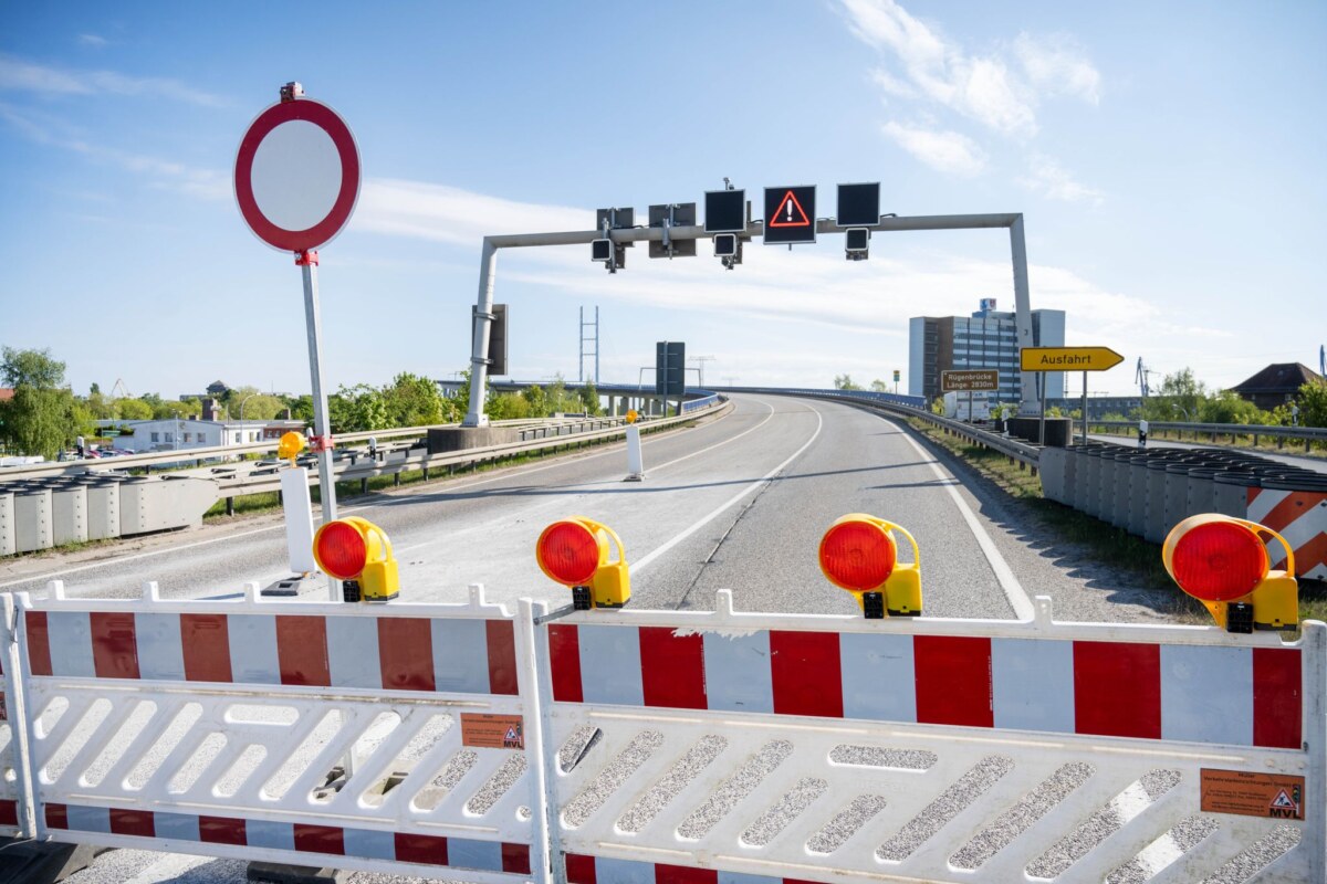 Vollsperrung der Rügenbrücke Für die nun anstehenden Fräs- und Asphaltarbeiten ist eine Vollsperrung der Rügenbrücke laut Straßenbauamt unvermeidbar.