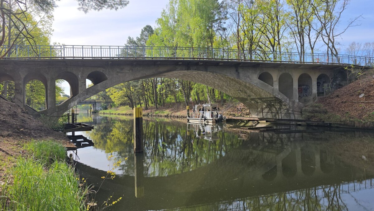 Schädelfund in Velten Taucher suchten nach alten Kampfmitteln und stießen im Wasser auf den verpackten Schädel eines Menschen. (Archivbild)