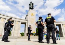 Die Polizei sichert das Sowjetische Ehrenmal im Berliner Tiergarten beim Gedenken 2024. 