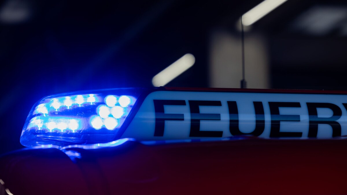 Feuerwehr bei Einsatz Die Einsatzkräfte der Feuerwehr brachten die Flammen in kurzer Zeit unter Kontrolle. (Symbolbild)