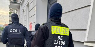 Zollfahnder und Polizei sind bei einer Durchsuchung gegen mutmaßliche Tabak-Schmuggler im Einsatz.