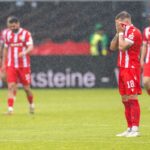  Spieler des FC Energie Cottbus, vorn Erik Engelhardt, sind enttäuscht .