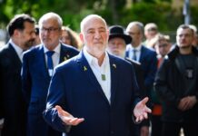 Israels Botschafter in Deutschland, Ron Prosor, verurteilte die Schüsse in Washington als Resultat der Dämonisierung Israels. 