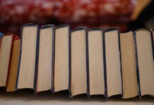Eine mutmaßliche Bande soll angeblich Senioren wertvolle Bücher angeboten und so fast zwei Millionen Euro ergaunert haben. (Symbolbild)