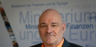 Finanzminister und Vize-Ministerpräsident Robert Crumbach vom BSW stellt sich an die Seite der Innenministerin, die nach der Entlassung des Verfassungsschutzchefs in der Kritik steht. (Archivbild) 