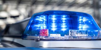 Einsatzkräfte der Polizei kontrollierten die Busse der mutmaßlichen Angreifer. (Symbolbild)