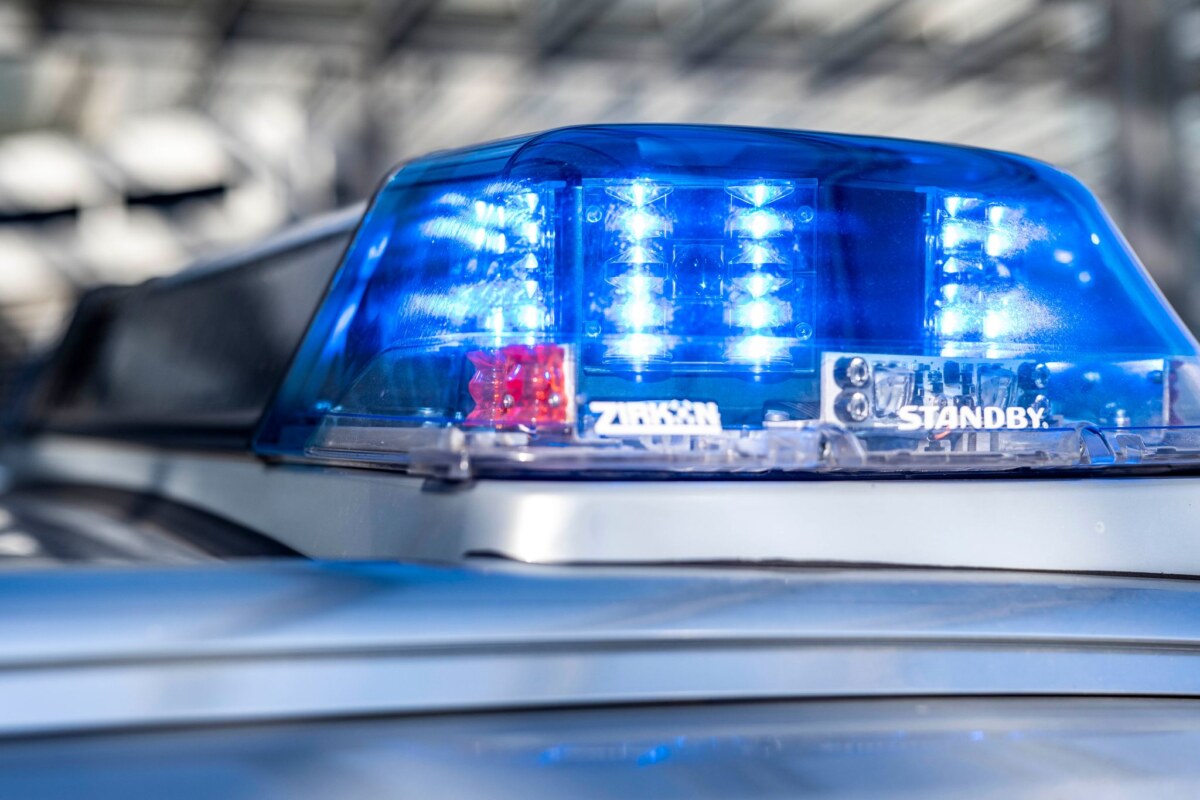Symbolbild - Blaulicht Einsatzkräfte der Polizei kontrollierten die Busse der mutmaßlichen Angreifer. (Symbolbild)