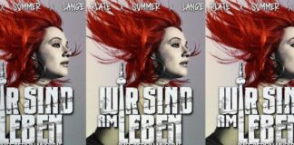 Ulf Leo Sommer und Peter Plate sitzen vor Plakaten ihres neuen Musical-Projekts.