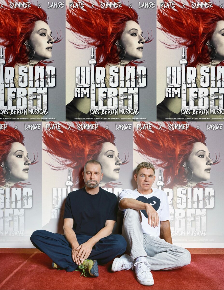 Neues Musical von Plate und Sommer ab März 2026 in Berlin Ulf Leo Sommer und Peter Plate sitzen vor Plakaten ihres neuen Musical-Projekts.