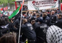 Bei einer propalästinensischen Demonstration gibt es Tumulte und Rangeleien mit der Polizei. 