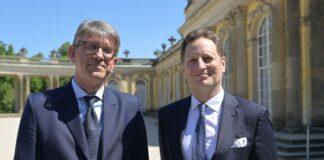 Kulturstaatsminister Wolfram Weimer (l) und Georg Friedrich Prinz von Preußen betonten, wie wichtig die Einigung im Hohenzollern-Streit ist.