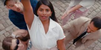 Manisha Biswas (M) und weiter Akteure beim Tanzen in einem Video. (Handout)