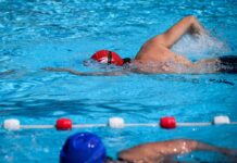 Das beliebte Freibad grenzt an das Tempelhofer Feld (Archivbild)