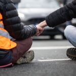 Klimaaktivisten der Klima-Gruppe Letzte Generation blockieren eine Straße. Die Gruppe nennt sich inzwischen Neue Generation. (Archivbild) 