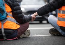 Klimaaktivisten der Klima-Gruppe Letzte Generation blockieren eine Straße. Die Gruppe nennt sich inzwischen Neue Generation. (Archivbild) 