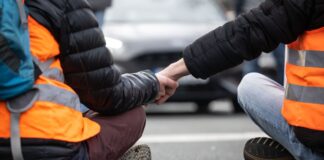 Klimaaktivisten der Klima-Gruppe Letzte Generation blockieren eine Straße. Die Gruppe nennt sich inzwischen Neue Generation. (Archivbild) 