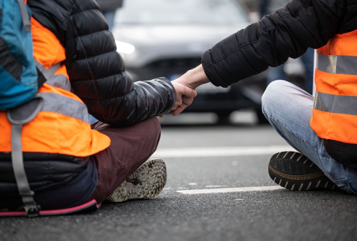 Protestaktion von Klima-Gruppe Klimaaktivisten der Klima-Gruppe Letzte Generation blockieren eine Straße. Die Gruppe nennt sich inzwischen Neue Generation. (Archivbild)