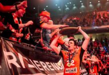 Geburtstagskind Jake Hanes führte die Ehrenrunde für die Berlin Volleys an.