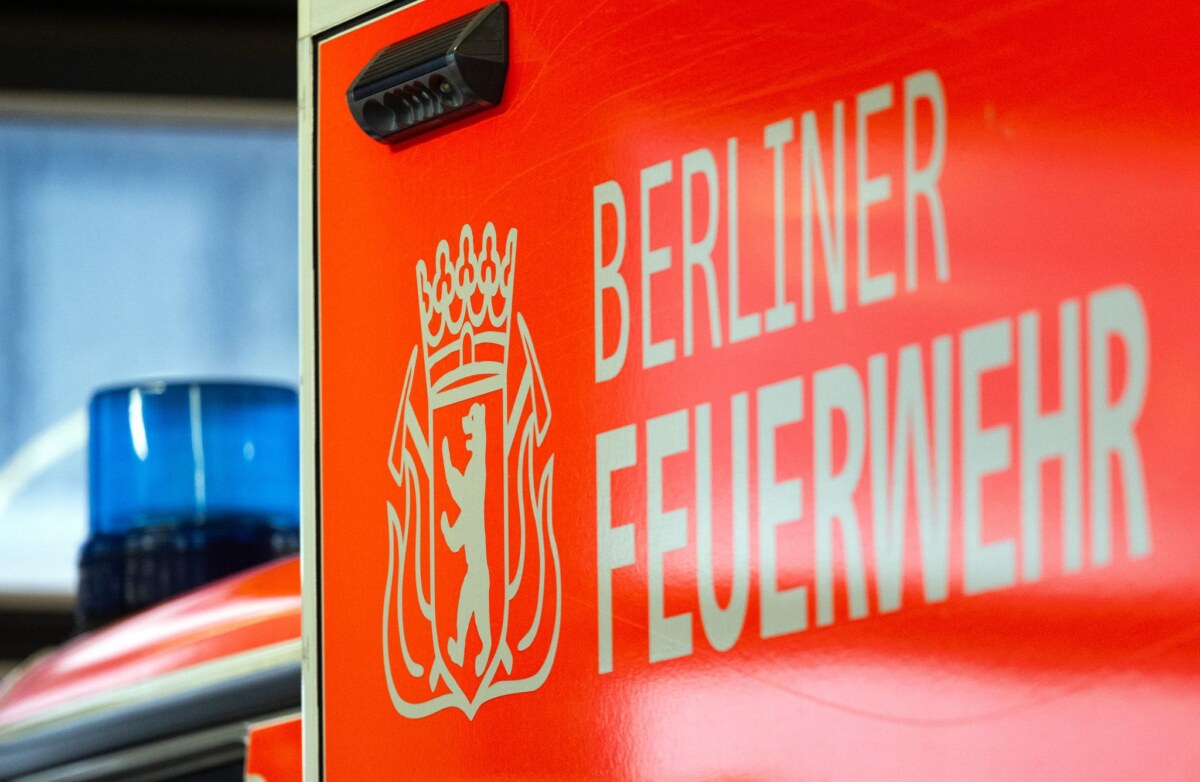 Berliner Feuerwehr Vor der JVA Plötzensee sind in der Nacht zwei Autos in Brand geraten. (Symbolbild)
