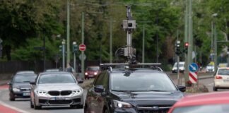 Durch deutsche Städte, wie hier in Frankfurt/Main, fahren immer mal wieder Fahrzeuge mit Kameras, um Straßen zu scannen, auch für private Angebote wie Google Streetview. (Symbolbild) 