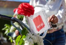 Mit Blumenschmuck auf zur Fahrraddemo der Gewerkschaft in Cottbus. 