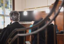 Ein Anästhesist steht rund fünf Jahre nach dem Tod einer Patientin vor dem Berliner Landgericht. Der Mediziner soll einen Atem- und Herzstillstand nicht sofort bemerkt haben. Minutenlang sei die 59-Jährige ohne Sauerstoffversorgung geblieben.