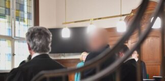 Ein Anästhesist steht rund fünf Jahre nach dem Tod einer Patientin vor dem Berliner Landgericht. Der Mediziner soll einen Atem- und Herzstillstand nicht sofort bemerkt haben. Minutenlang sei die 59-Jährige ohne Sauerstoffversorgung geblieben.