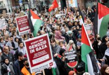 Im Mai 2024 zieht eine propalästinensische Demonstration durch Berlin. 