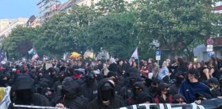 Bei der abendlichen Demonstration zum 1. Mai in Berlin waren auch schwarz gekleidete Linksautonome dabei. 