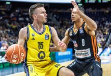 Alba-Kapitän Martin Hermannsson im Duell mit Ulms Alfonso Plummer