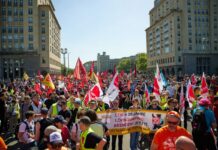 Sie gehen am Tag der Arbeit auf die Straße: Gewerkschafter fordern bei einer Demonstration in Berlin bessere Löhne. 
