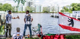 Männer treffen sich an Christi Himmelfahrt im Treptower Park.