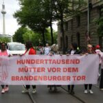 Demonstrantinnen und Demonstranten fordern mehr Unterstützung für Mütter. 