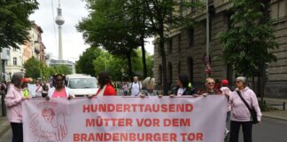 Demonstrantinnen und Demonstranten fordern mehr Unterstützung für Mütter. 