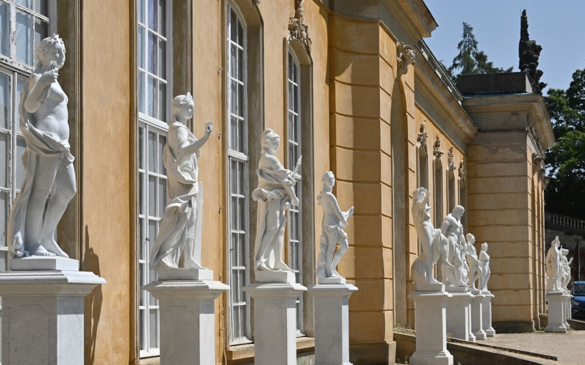 Neuen Kammern in Sanssouci in Potsdam Zum 20. Jubiläum des Unesco-Welterbetages stehen um 11.00 Uhr und um 14.00 Uhr kostenfreie Familienführungen durch die Neuen Kammern von Sanssouci auf dem Programm in Potsdam. (Archivfoto)