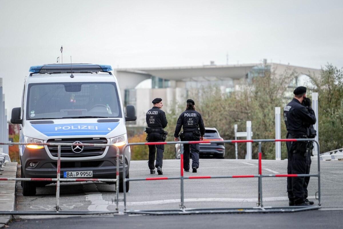 Großeinsatz der Polizei beim Besuch von Selenskyj in Berlin Beim Einsatz der Polizei zur Sicherung des Besuchs des ukrainischen Präsidenten gab es kleinere Probleme mit der Verpflegung für die Polizisten.