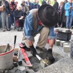 Der Künstler Gunter Demnig verlegt vier Stolpersteine zu Ehren ehemaliger jüdischer Mitglieder der Berliner Philharmoniker.