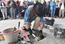 Der Künstler Gunter Demnig verlegt vier Stolpersteine zu Ehren ehemaliger jüdischer Mitglieder der Berliner Philharmoniker.