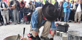 Der Künstler Gunter Demnig verlegt vier Stolpersteine zu Ehren ehemaliger jüdischer Mitglieder der Berliner Philharmoniker.