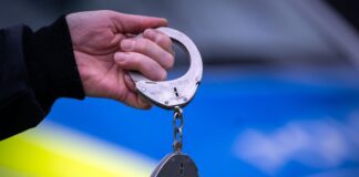 Ein 30 Jahre alter Tatverdächtiger soll die Polizei bei der Festnahme angegriffen haben. (Symbolbild)
