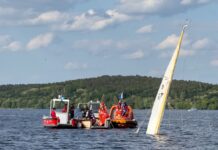 Nach dem Kentern einer Segeljacht drohte ein Unfallopfer zu ertrinken, konnte aber gerettet werden. 