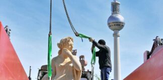 Die ersten Balustradenfiguren wurden vor dem Humboldt Forum abgesetzt. 