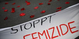 Ein Banner mit der Aufschrift «Stoppt Femizide» hängt vor roten Schuhen zum Internationalen Tags für die Beseitigung von Gewalt gegen Frauen. (Archivbild)
