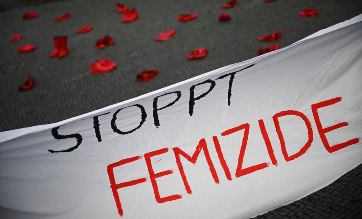 Femizide Ein Banner mit der Aufschrift «Stoppt Femizide» hängt vor roten Schuhen zum Internationalen Tags für die Beseitigung von Gewalt gegen Frauen. (Archivbild)