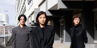 Von links nach rechts: die Künstlerinnen Henrike Naumann und Sung Tieu neben der Kuratorin Kathleen Reinhardt.